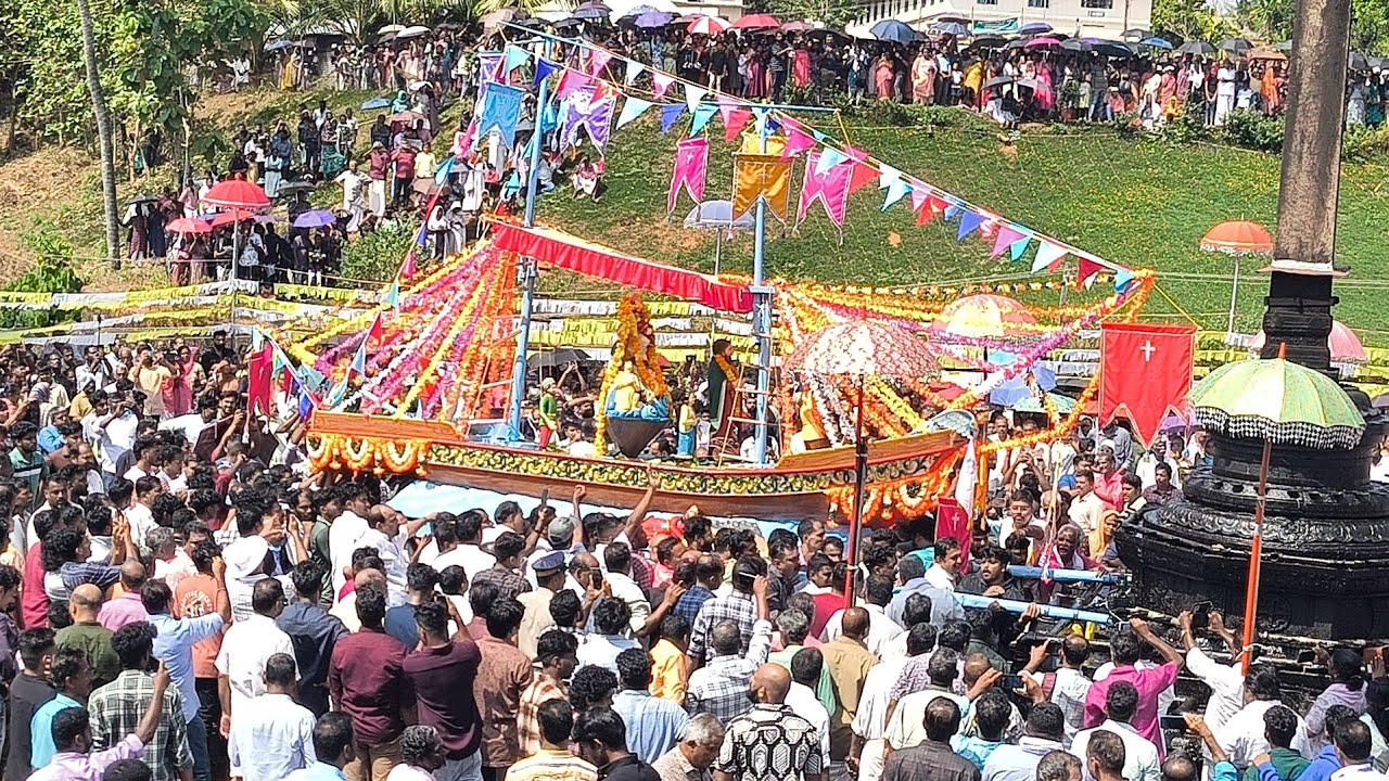 ചരിത്ര പ്രസിദ്ധമായ കപ്പൽ പ്രദക്ഷിണത്തിൽ ജനങ്ങൾ തടിച്ചു കൂടിയപ്പോൾ .......