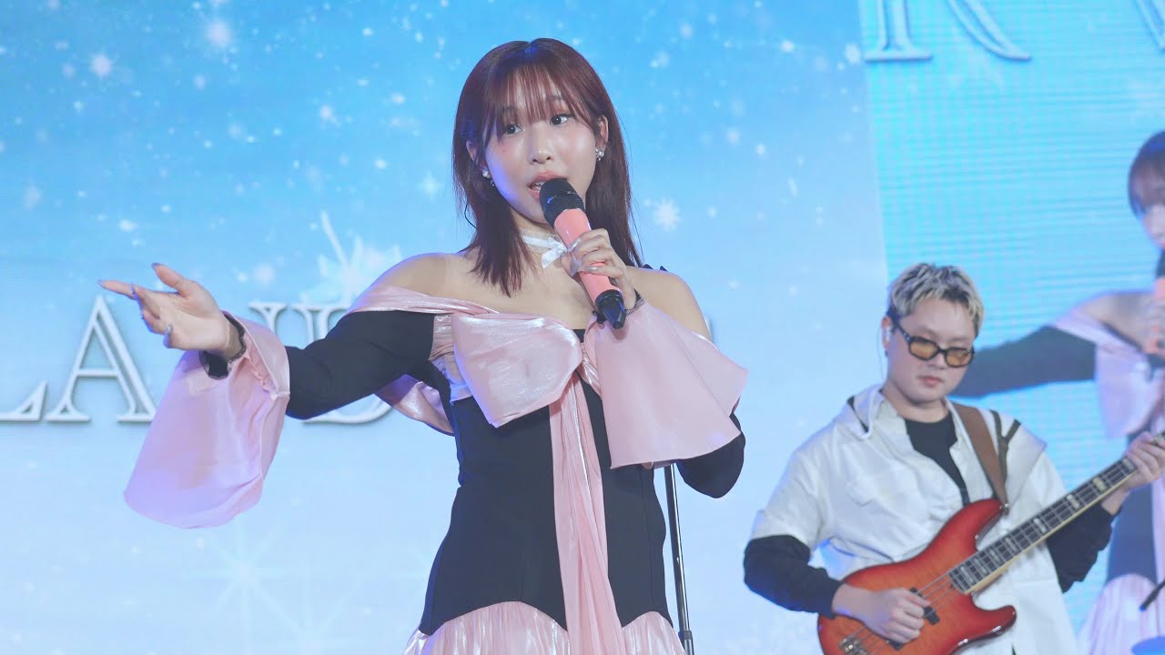 LUSS - เจ้ากระต่ายน้อย (Tale of the bunny) [Fancam] @ EM DISTRICT WINTER WONDERLAND 2024, EMQUARTIER