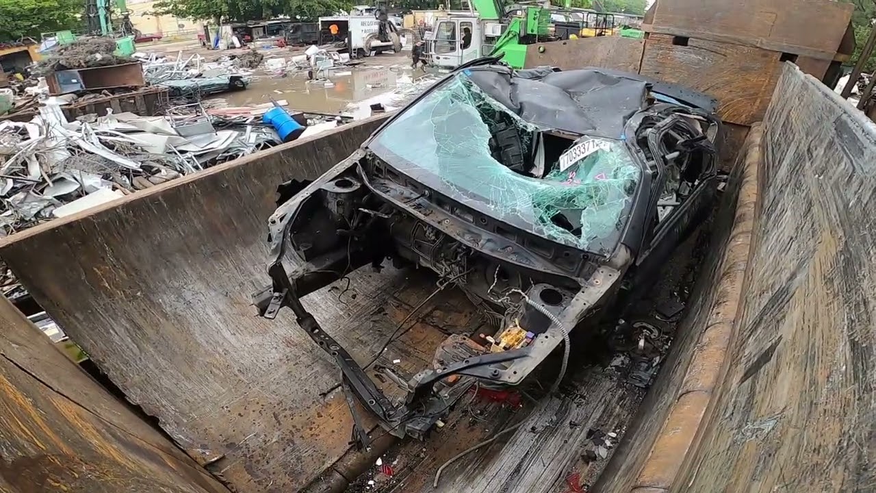 crushing cars in king brother recycling