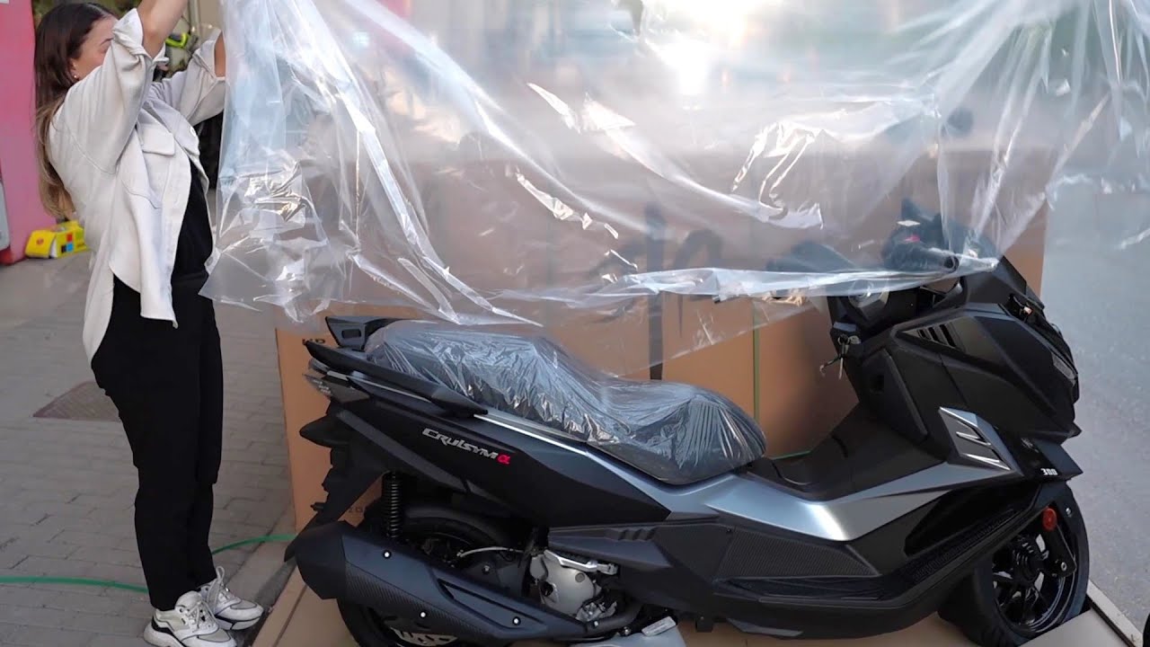 Katerina is unboxing SYM CRUISYM 300 black 2024