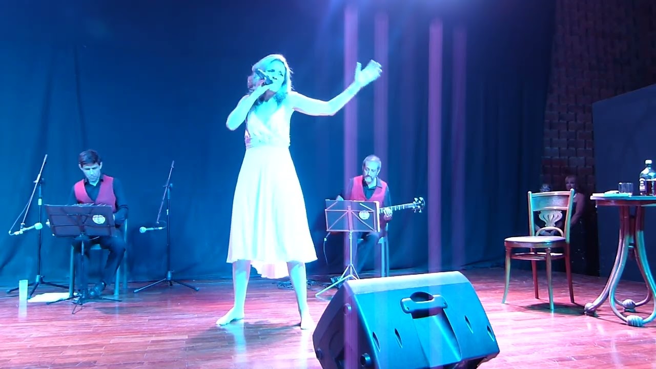 Acompañada y sola. Versión de @natalialemme233 
