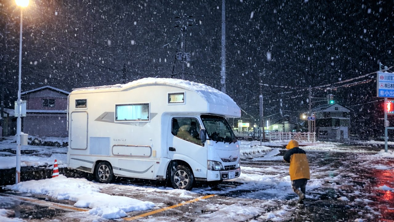 Морозная снежная ночь, наслаждаясь напитками в баре внутри автомобиля