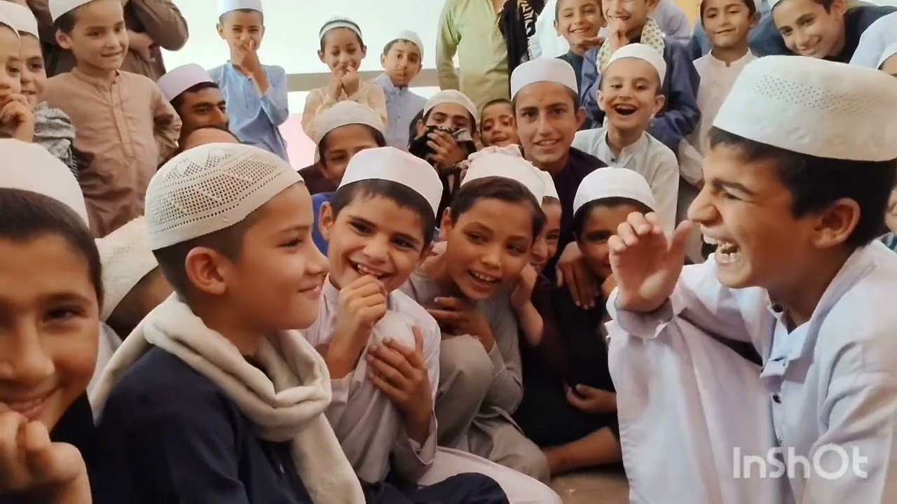 مدرسہ انوار القرآن والعلوم کے طلباء کرام ایک دوسرے کو ہنسانے کامقابلہ 