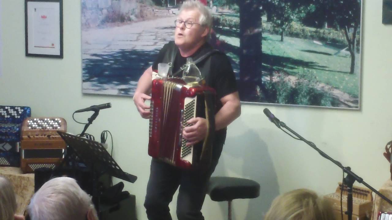 Bertil Schough med sitt Festdragspel på Karlssons musik Worlds Accordion Day 6:e Maj 2016