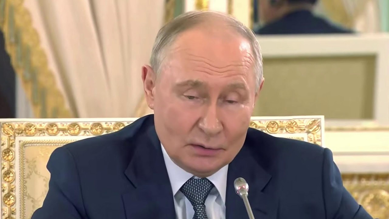 Президент Путин проводит пресс-брифинг с иностранными журналистами на Санкт-Петербургском экономи...