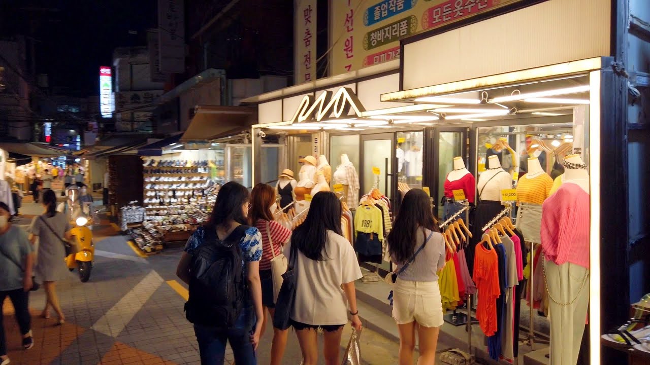 이대입구 - Ewha Womans University Shopping Street, Seoul, Korea