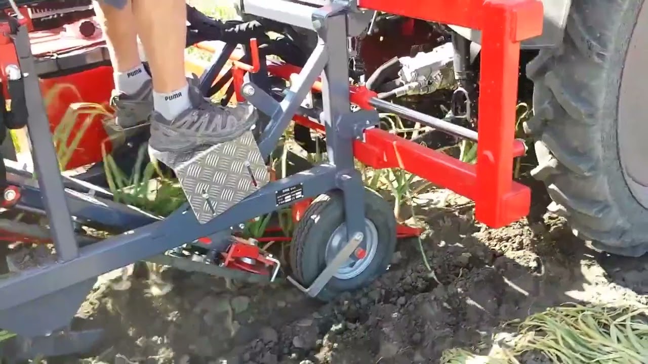 ERME RL1 t&iacute;pus&uacute; k&eacute;v&eacute;zős fokhagyma betakar&iacute;t&oacute;g&eacute;p a Hanki Ker k&iacute;n&aacute;lat&aacute;ban!