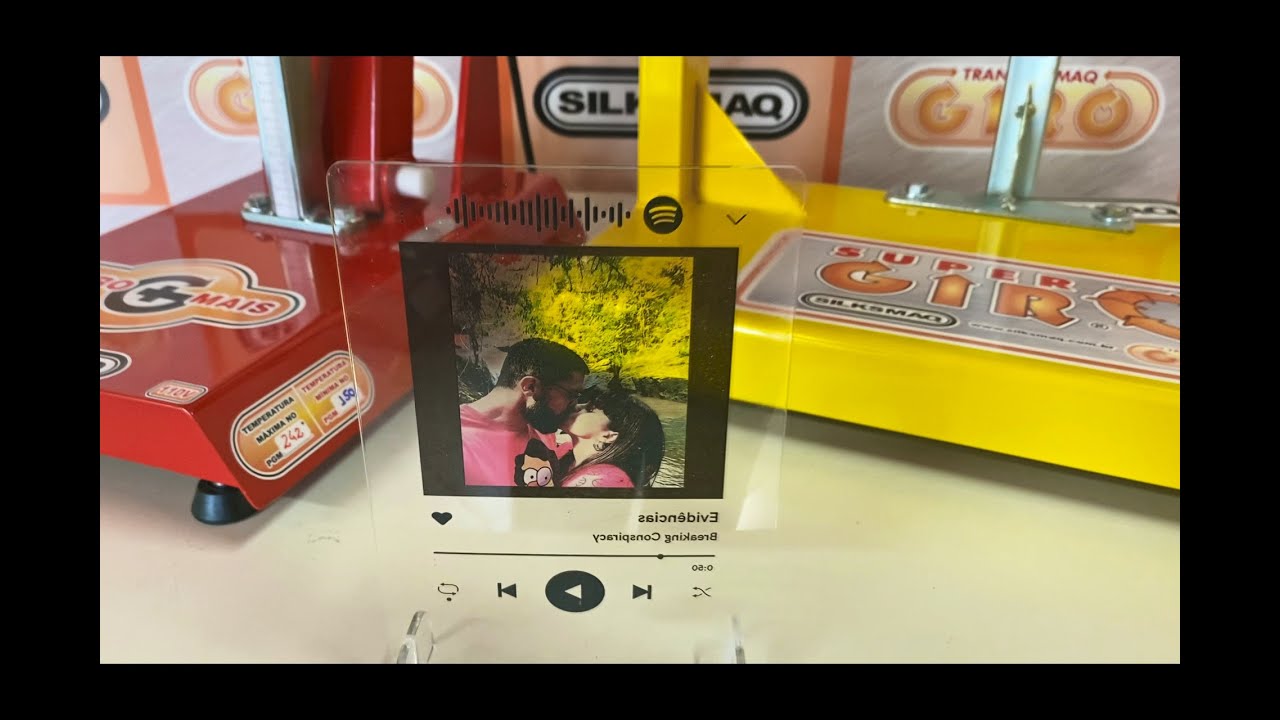 Imprimindo na placa Spotify na máquina transfer giro Silksmaq