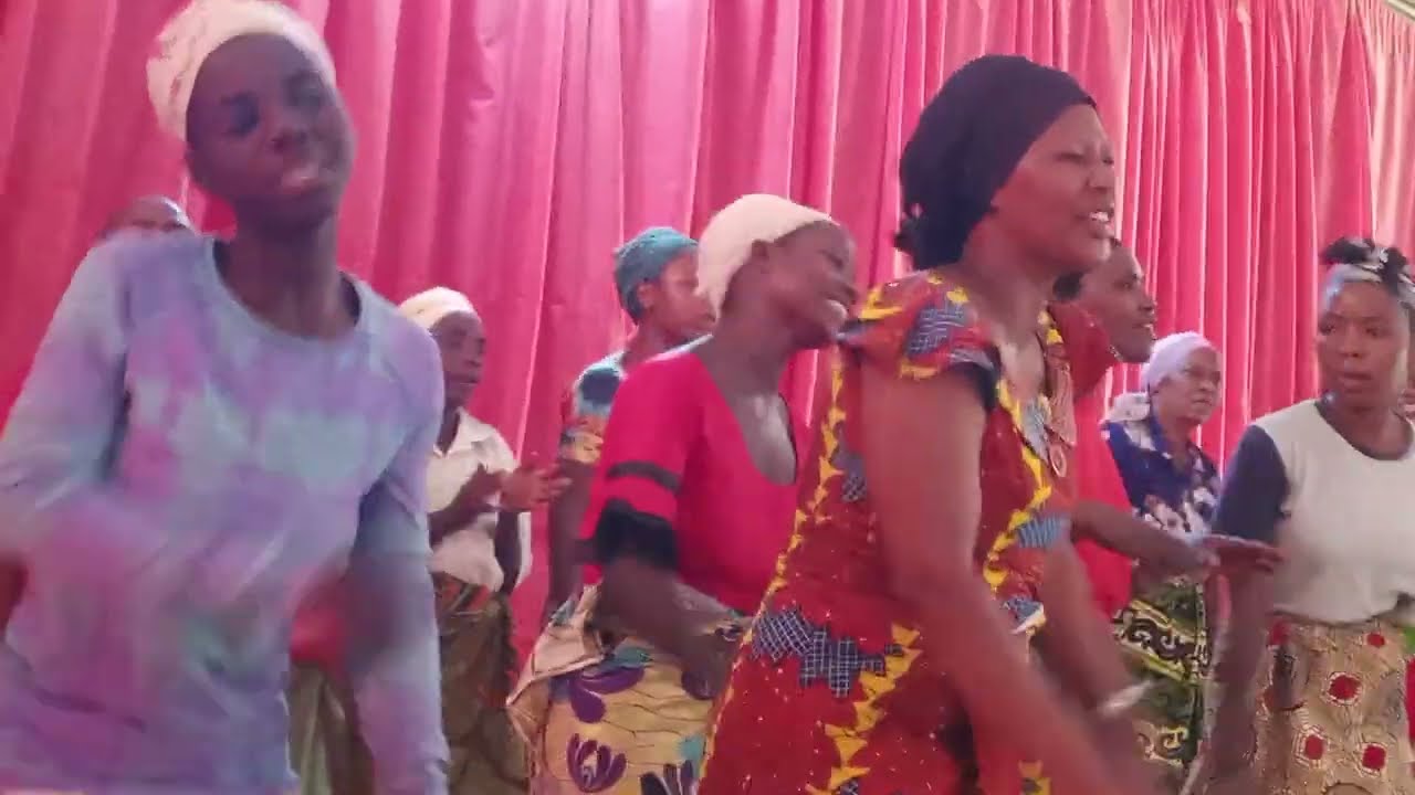 Yesuweeeeeee!!!!!!!! Mbega choir ishimishije yesu aracyakora 🤭🤭🤭😂😂😂🤣🤣🤣