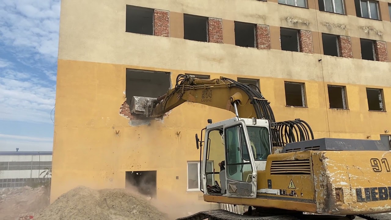 Wyburzanie dawnego biurowca pod budowę galerii w Tarnobrzegu – Tygodnik Nadwiślański