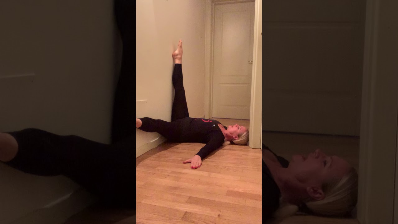 Stretching contro il muro . Rozciągania mięśni całego ciała przy ścianie .