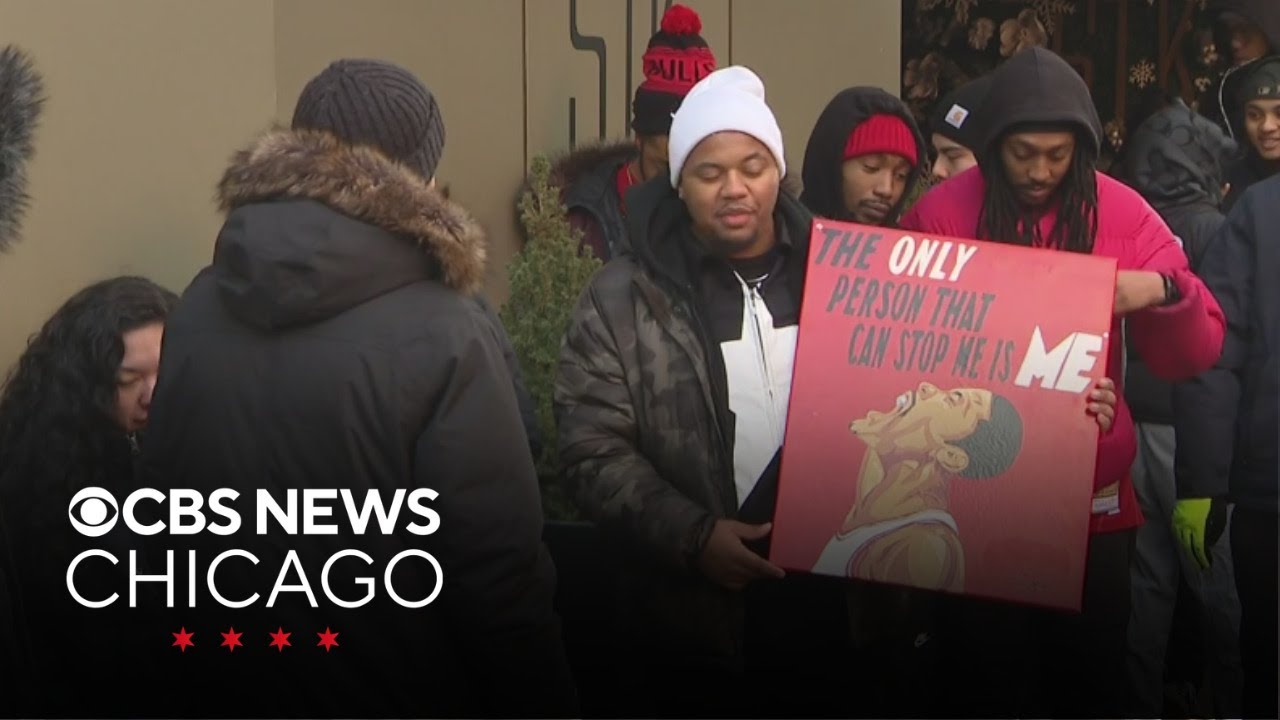 Fans queue up for Derrick Rose's pop-up flower shop in downtown Chicago