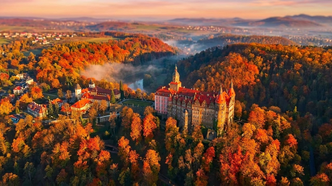 Zamek Książ w cieniu Śnieżki   #drone