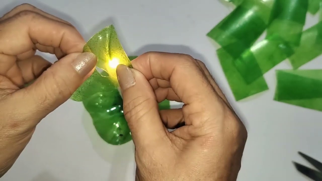 COMO FAZER DECORAÇÃO com FLORES de GARRAFA PET - REUTILIZANDO GARRAFAS PLÁSTICAS - ARTE com PET