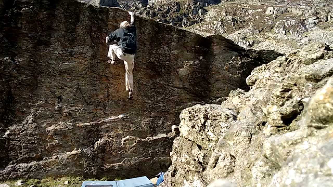 The Edges f7a, Cromlech roadside boulder Llanberis