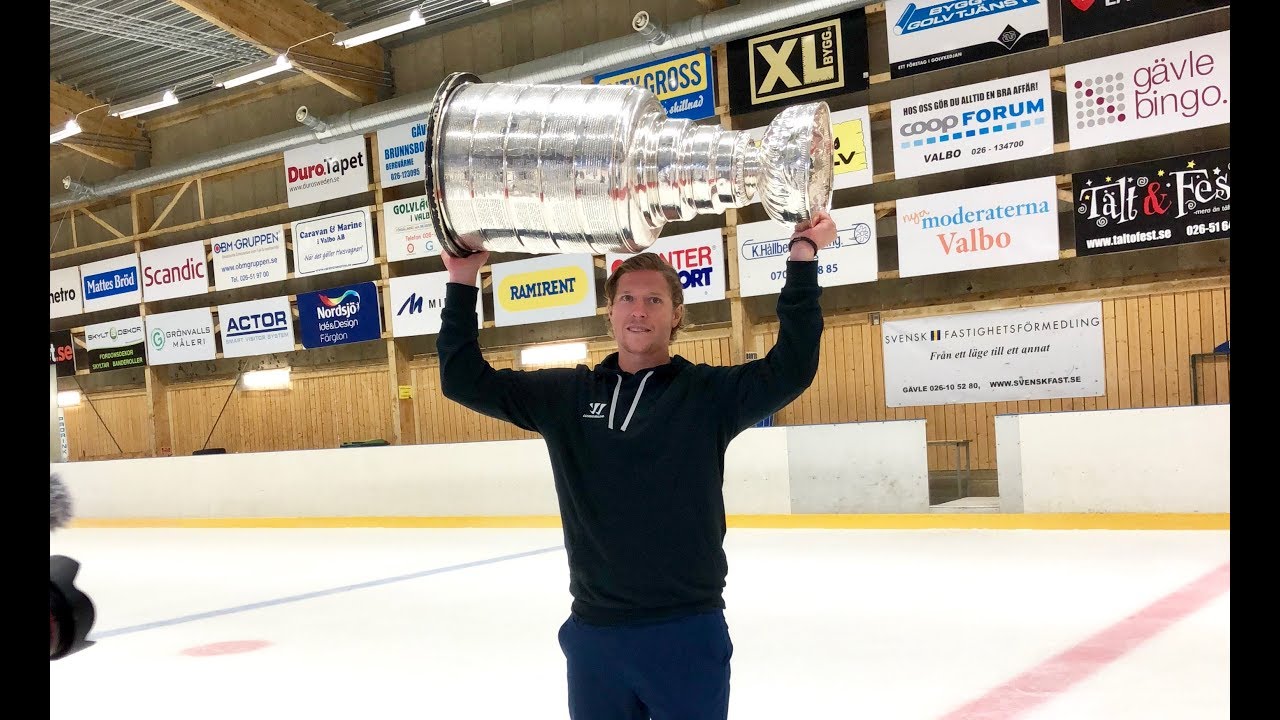 Nicklas Bäckström tar med sig Stanley Cup bucklan och besöker Valbo Hockey