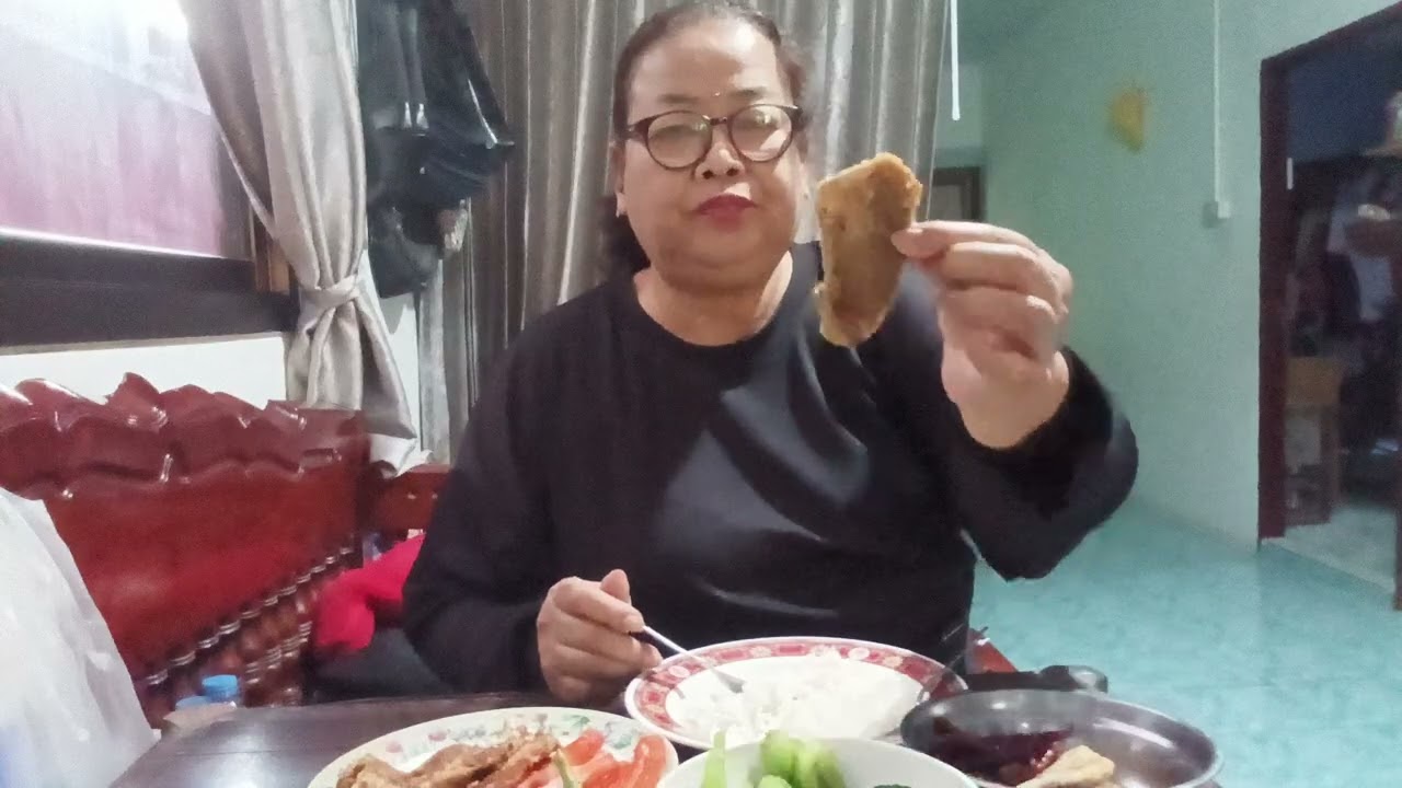 กินข้าวจ้าปลาทอดน้ำพริกผักต้มทอดไข่ทอดปูอัดกินด้วยกันจ้า