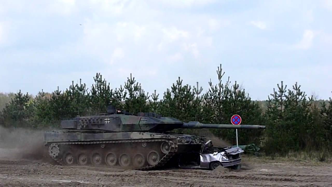 Leopard &uuml;berrollt Schrottauto