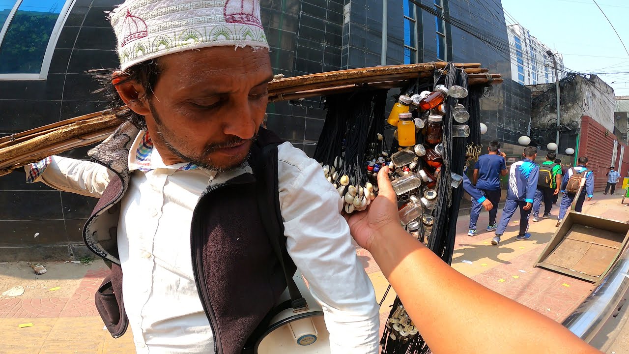 বিচিত্র এই শহরে বিচিত্র আমাদের জীবন যাপন। আমি যেন সেই শহরের এক ফেরিওয়ালা।