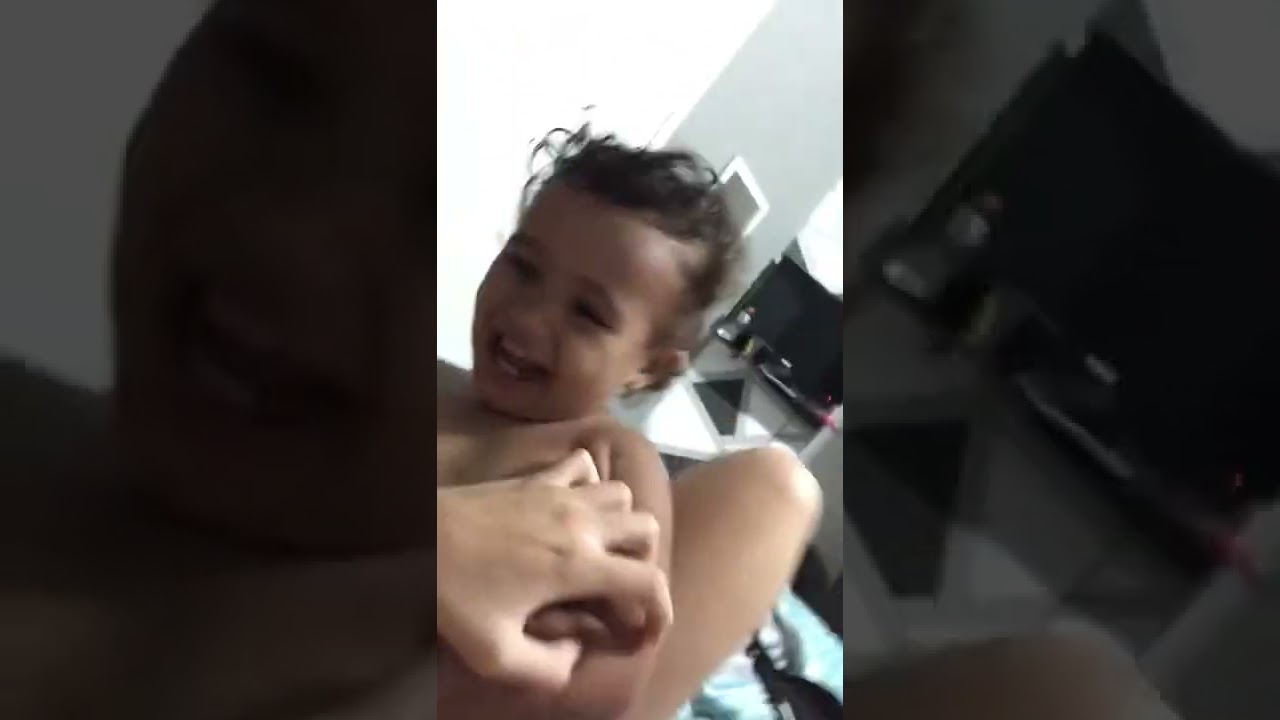 mamãe fazendo cócegas