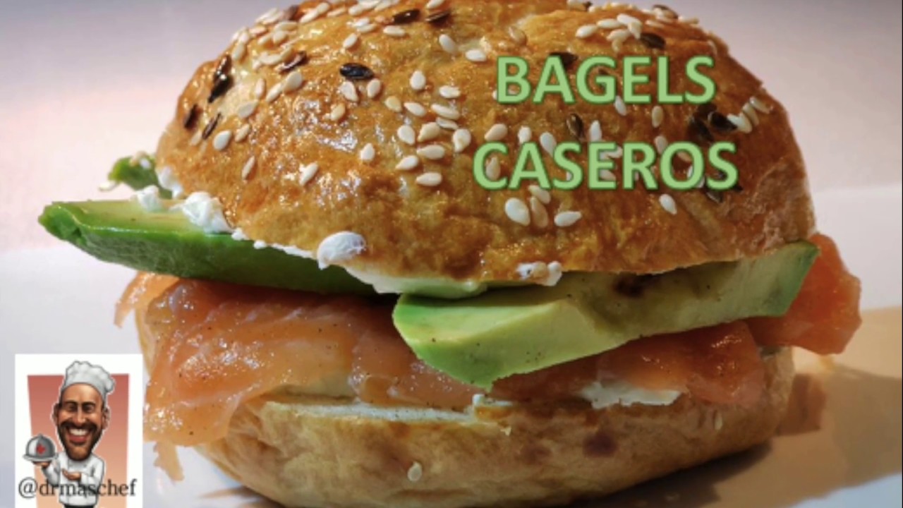 BAGELS CASEROS CON SALMON PALTA Y QUESO