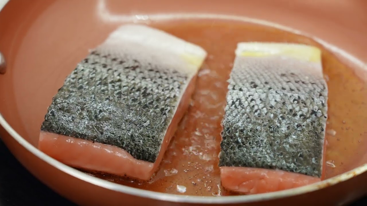 SALMÓN CREMOSO EN SALSA BLANCA CON ESPINACA Y PIMIENTOS