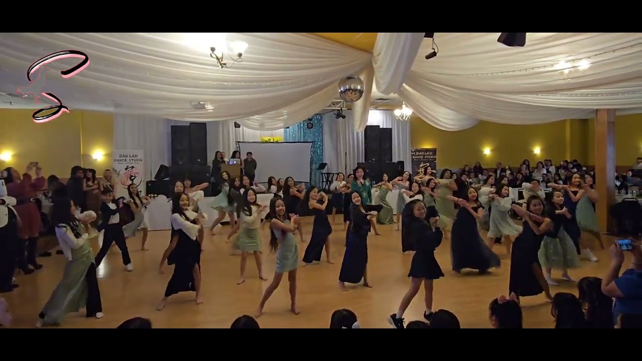 Venus/Royal Ivy performing with guest singer Xu Qian at Dao Lan Dance Studio end of year Banquet.