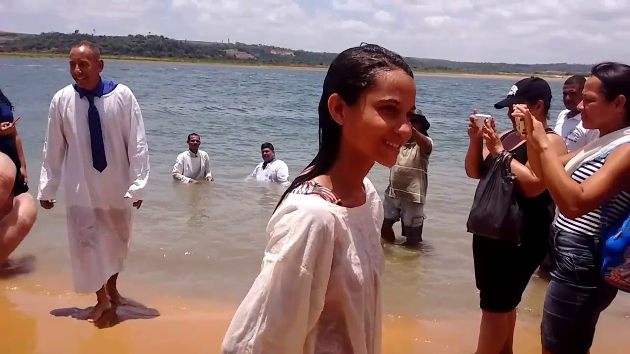 Jovem se batizando no rio São Francisco no POV chinare igreja nova Alagoas Brasil