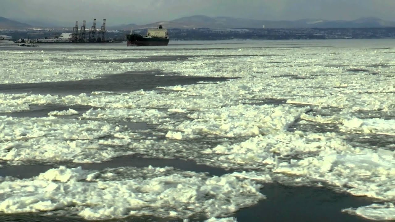 Traverse du Fleuve St-Laurent entre Qu&eacute;bec-Cit&eacute; et L&eacute;vis (Qc-ca).