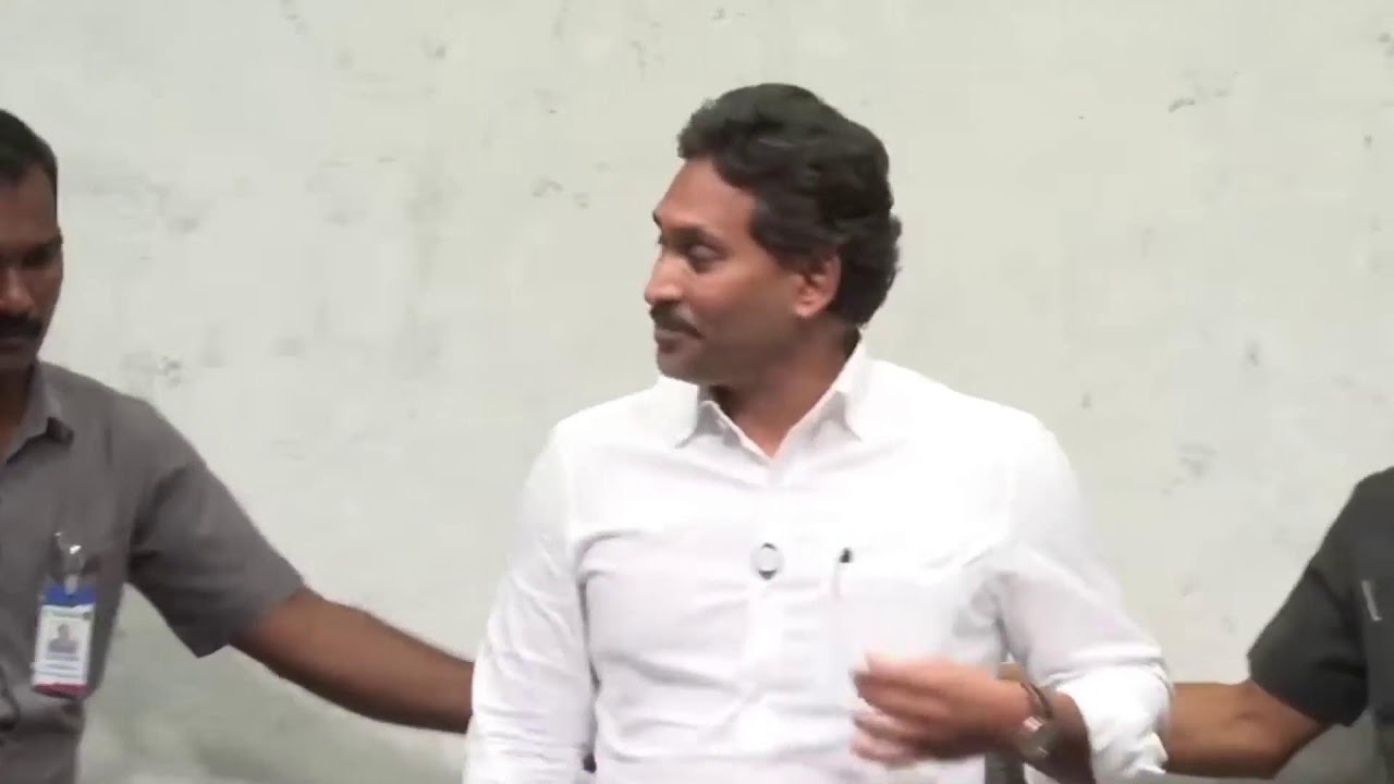 LIVE: తాడేపల్లిలో వైయస్‌ఆర్‌సీపీ అధ్యక్షులు వైయస్ జగన్ గారి ప్రెస్‌మీట్
