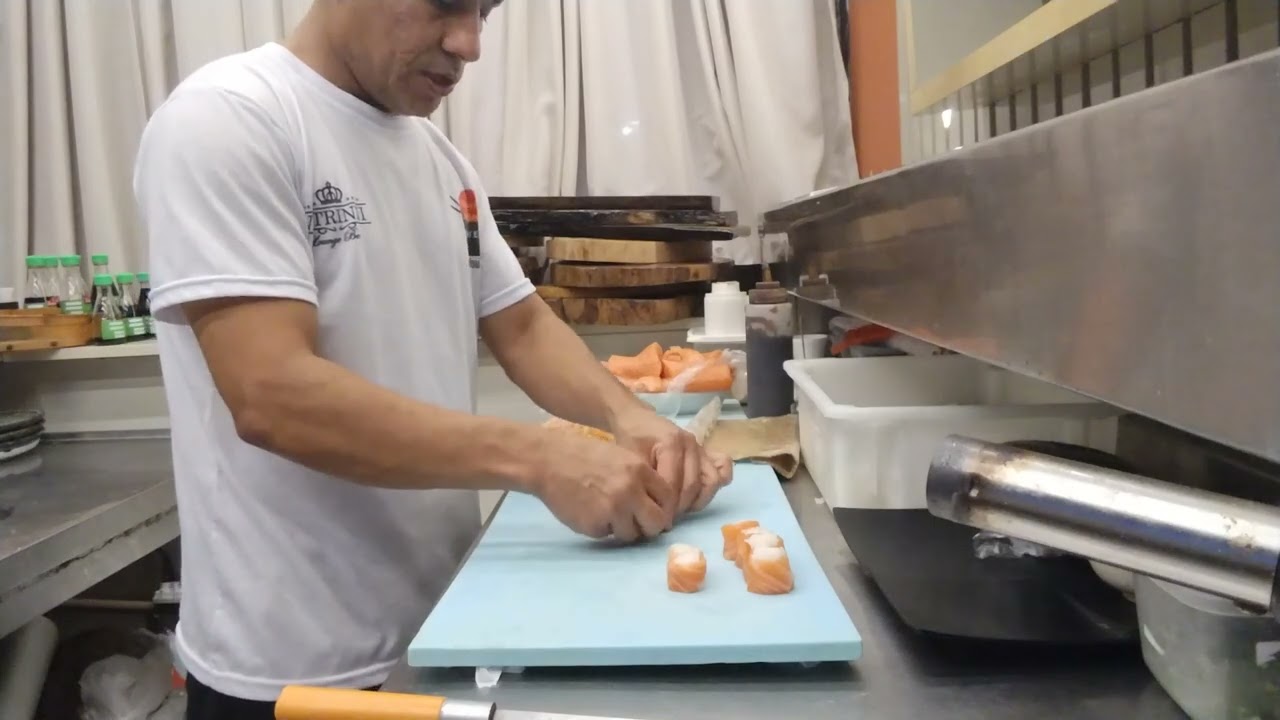 2 tipos de sushi tatar de salmão .#culinaria japonesa .#sushi.