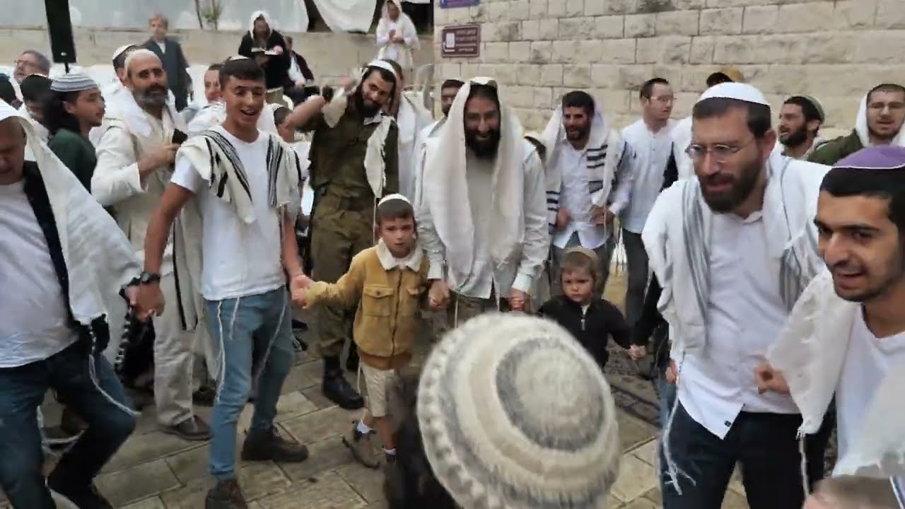 תפילת הלל בשירה שמחה וכוונת הלב מצפת | הרב שמואל אליהו | חזן יאיר כהן | ה' חול המועד פסח תשפ