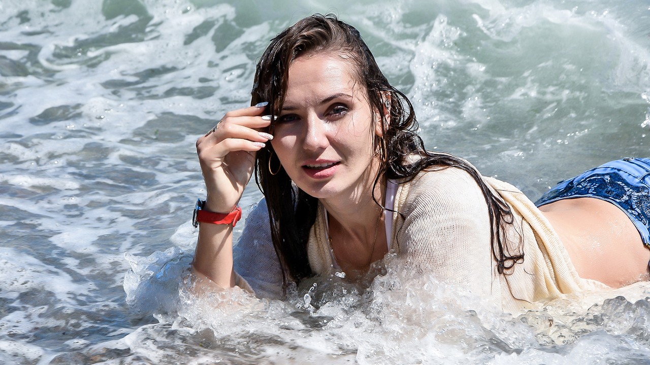 COOL WETLOOK FOR YOU! A BEAUTIFUL GIRL GENTLY GETTING WET IN THE SEA WITH ALL HER CLOTHES AND POSSES