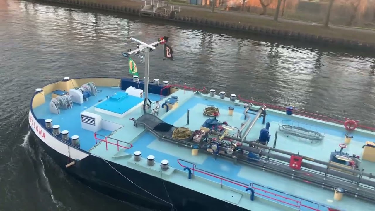 Nikki binnenvaart schip haalt Bellona binnenvaart schip in