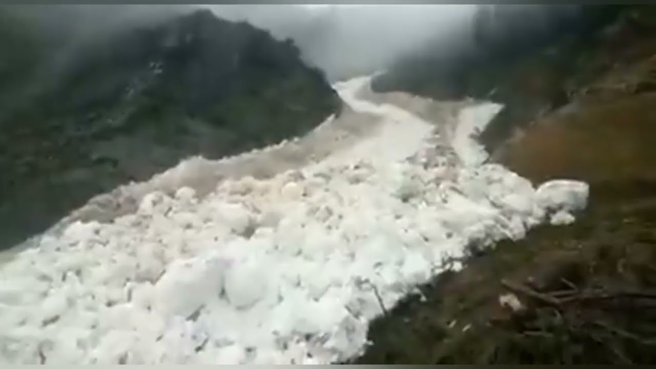 Avalanche of heavy snow in RiverSwat -!!!'