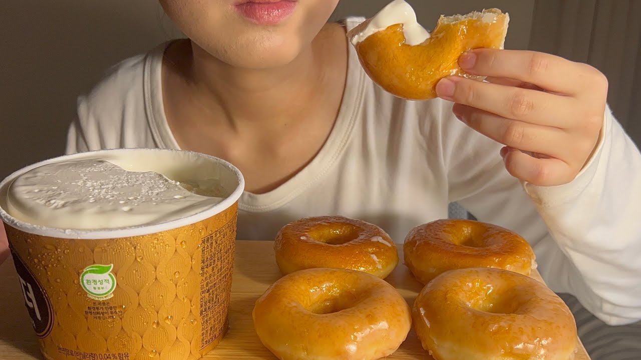 극강의 달달함! 🍨🍩 글레이즈드 도넛에 바닐라 아이스크림 조합은 말모.. [ 크리스피 도넛 먹방 ] 