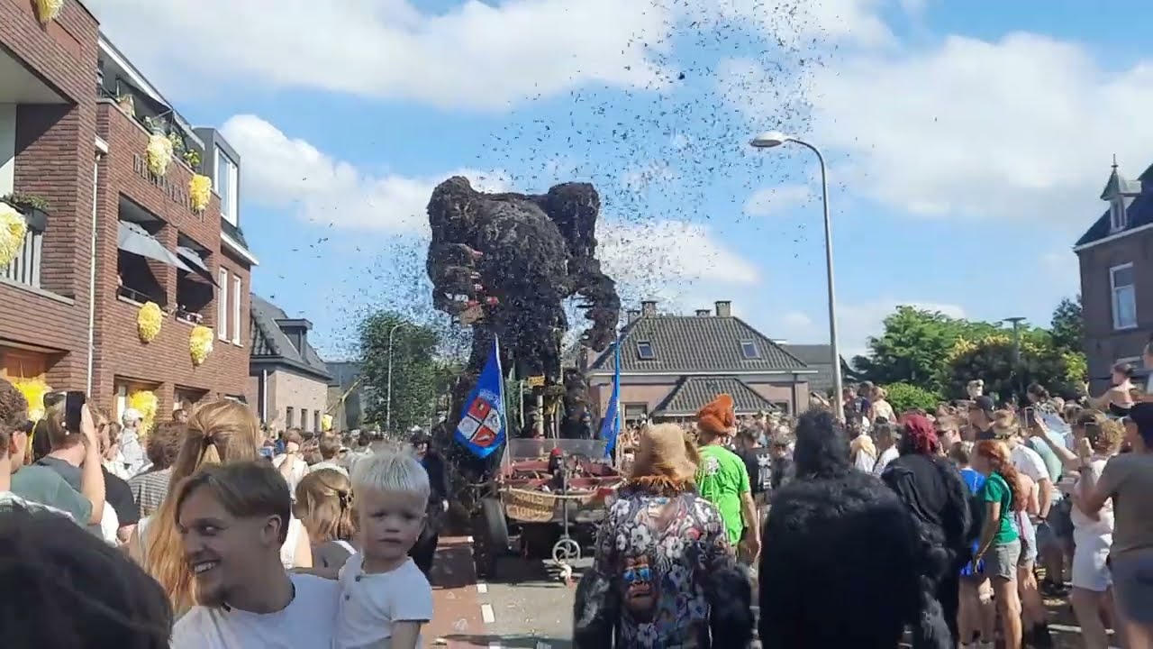 School- en Volksfeest Goor 2025 - 150 jaar - Goorsche Biertent Rellie bij café De Bebsel