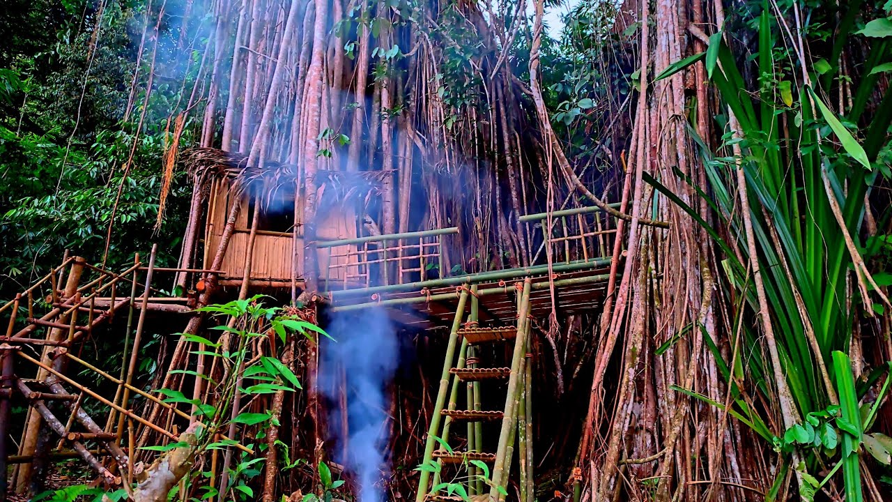 BUILDING A BIG TREE HOUSE WITH BAMBOO BY THE RIVER