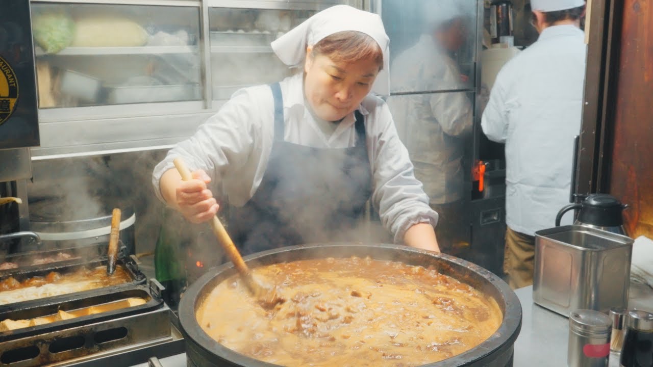 Невероятно огромная очередь! Миска с мясным рагу в Big Hot Pot в Токио.