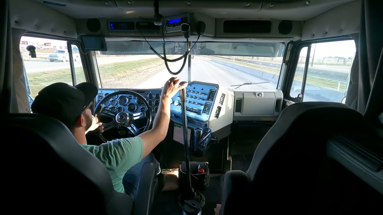 Shifting 18 speed with C15 Caterpillar and loud exhaust