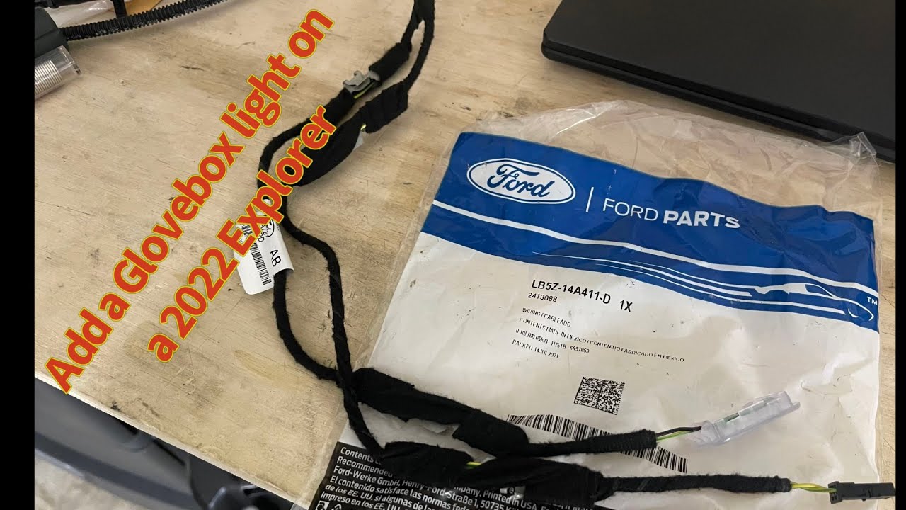 Как установить подсветку вещевого ящика в Ford Explorer 2022 года.