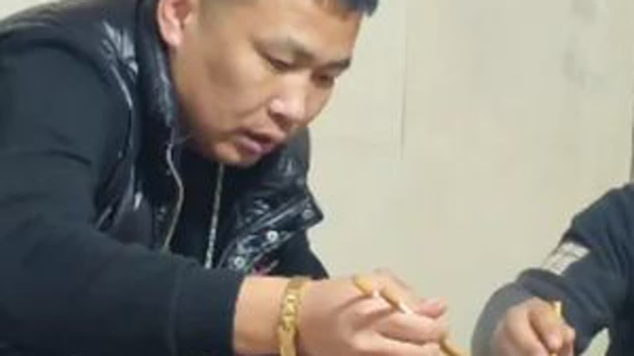 秃子听说哥们的姐姐要来就极力的讨好，没想到两个人都各怀鬼胎 #农村生活 #哥们 #生活纪实 #原创视频 #晚餐