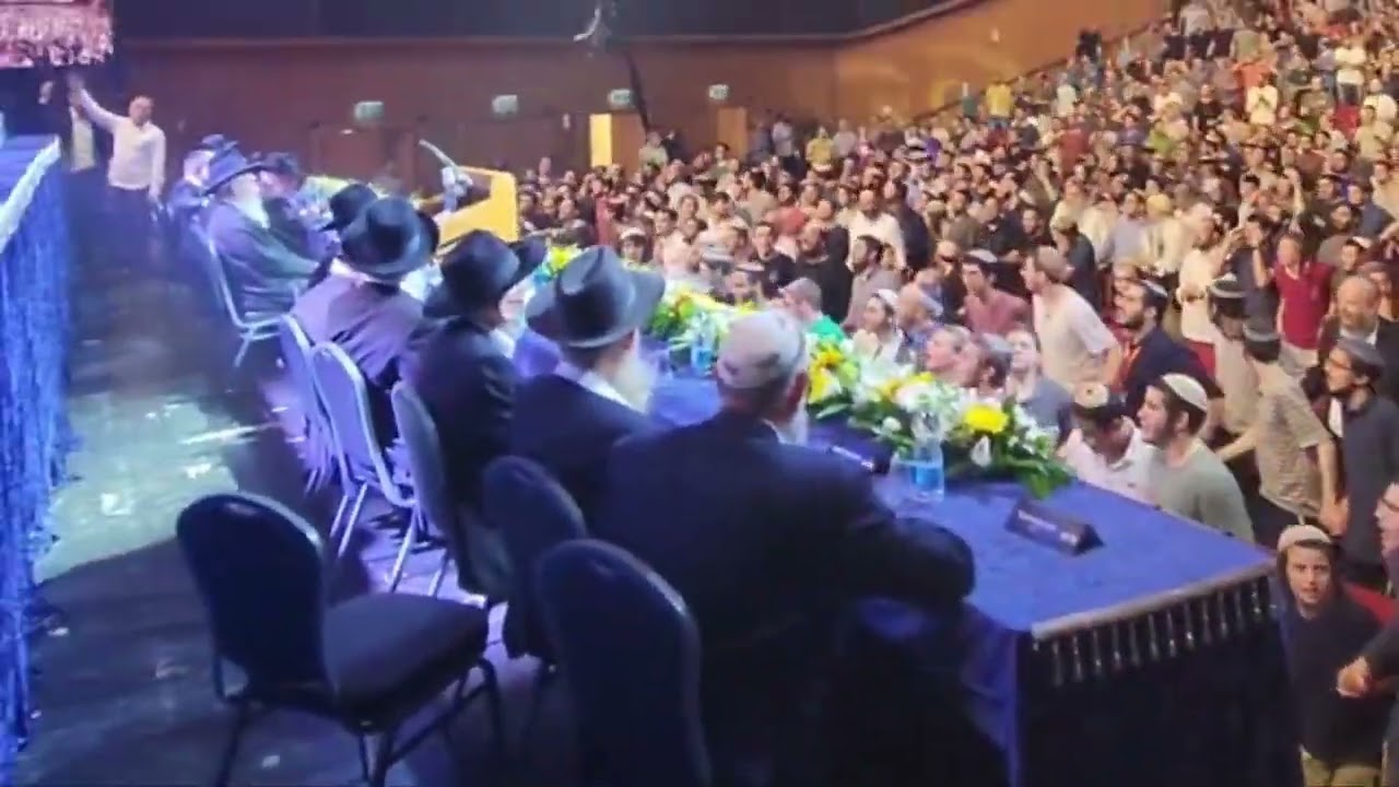 הקהל רוקד בהתלהבות באירוע אתחלתא בבנייני האומה