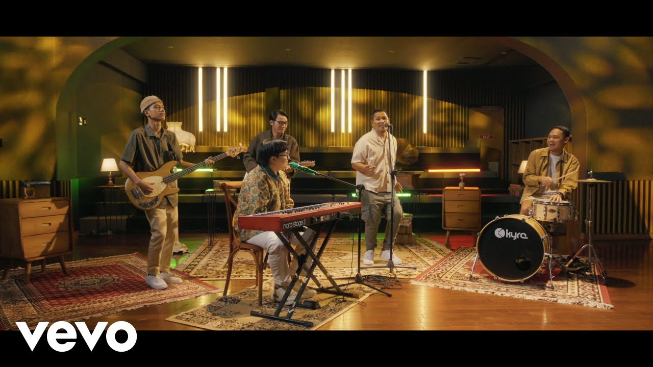 Arsy Widianto - Mirip Kamu (Official Music Video) ft. SAÈ