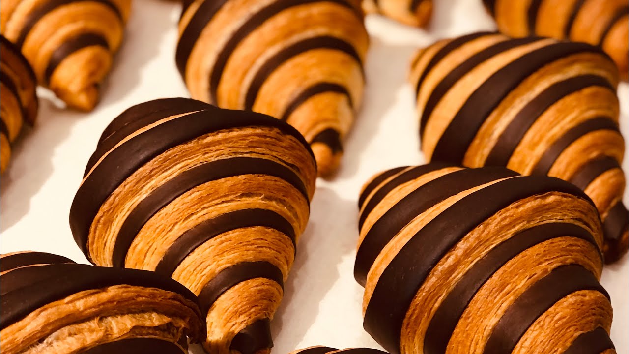 Bicolor chocolate croissant/ Ferrero bicolor chocolate croissant