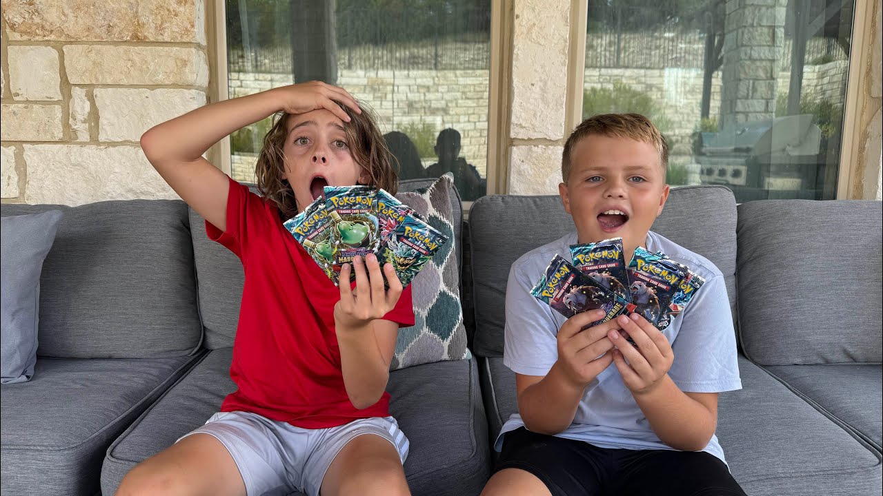 Набор карточных игр Pokemon TCG ETB и бустеры повреждены.