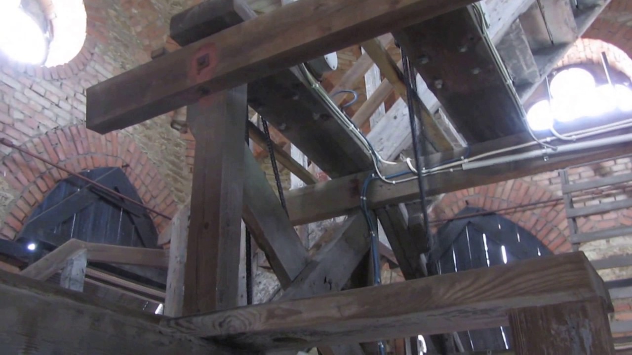 Klockorna i Sankt Nicolai kyrka i Örebro, filmat inne i tornet (och utanför, + klangtest) (video)