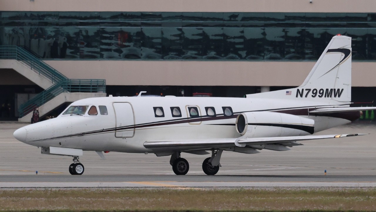 SARASOTA AIRPORT PRIVATE JETS | Plane landing and takeoff video