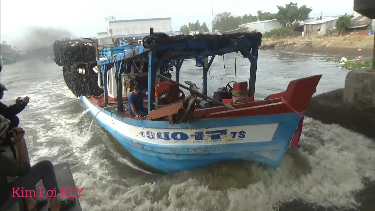 Ai Cũng Muốn Xem 1 Lần Đoàn tàu Chạy Như Đua Vô Cống.
