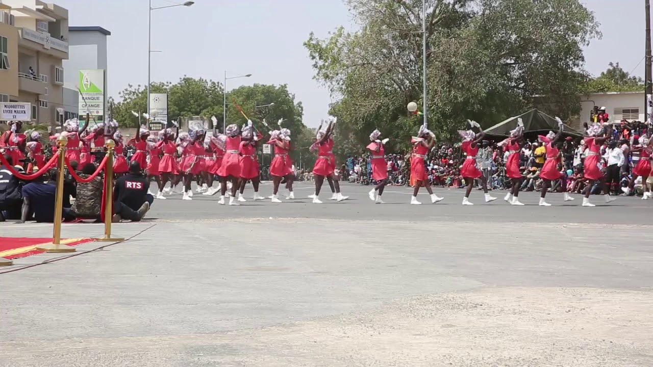 Défilé des majorettes du Lycée Malick Sy